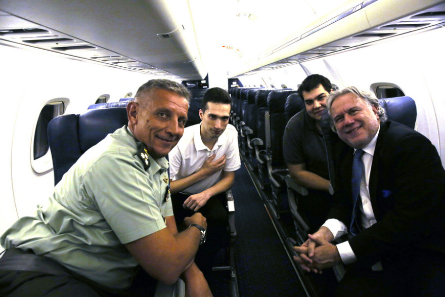 Ζουράρις κατά Καμμένου: Απαράδεκτο που απέδωσαν τιμές στους στρατιωτικούς!