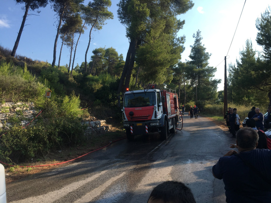 Υπό μερικό έλεγχο η φωτιά στον Άγιο Στέφανο