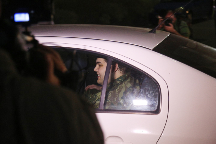 Φωτογραφίες: Στην αγκαλιά των γονέων τους οι δύο στρατιωτικοί μετά την επιστροφή τους στην Ελλάδα