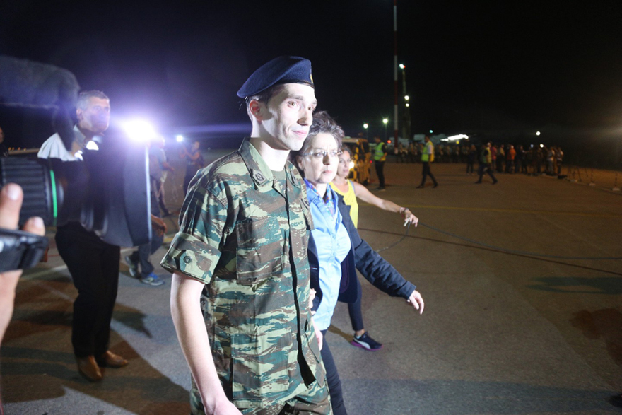 Φωτογραφίες: Στην αγκαλιά των γονέων τους οι δύο στρατιωτικοί μετά την επιστροφή τους στην Ελλάδα
