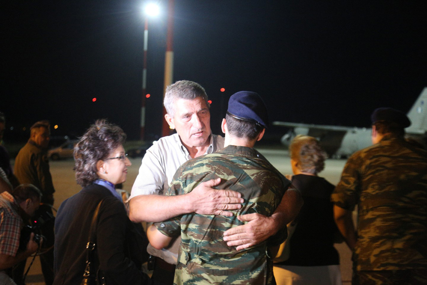 Φωτογραφίες: Στην αγκαλιά των γονέων τους οι δύο στρατιωτικοί μετά την επιστροφή τους στην Ελλάδα