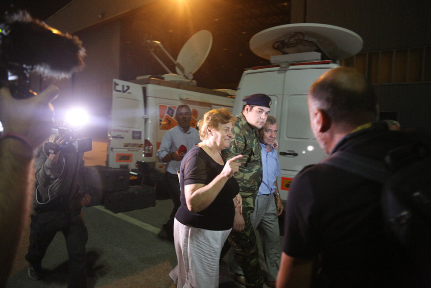 Φωτογραφίες: Στην αγκαλιά των γονέων τους οι δύο στρατιωτικοί μετά την επιστροφή τους στην Ελλάδα