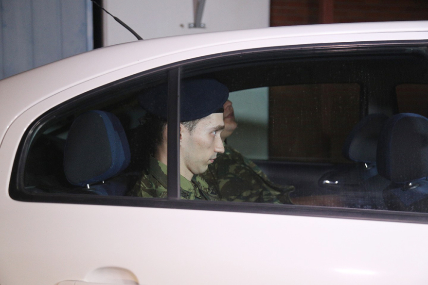 Φωτογραφίες: Στην αγκαλιά των γονέων τους οι δύο στρατιωτικοί μετά την επιστροφή τους στην Ελλάδα