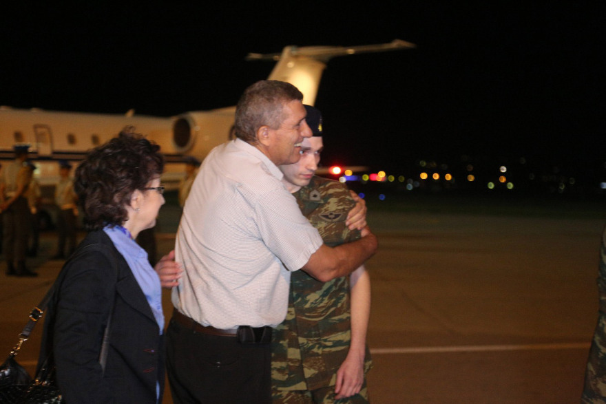 Στην Ελλάδα οι δύο Έλληνες στρατιωτικοί - Κατέβηκαν ένστολοι από το αεροπλάνο