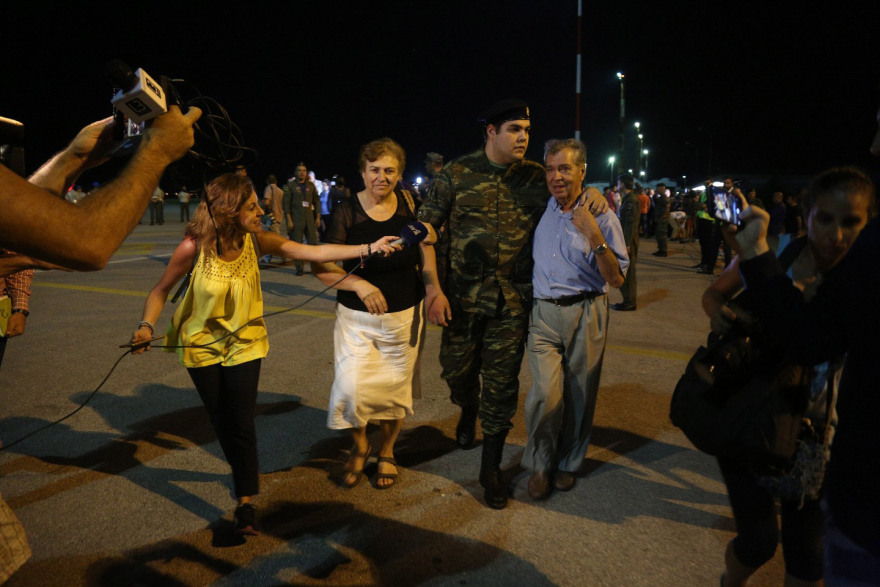 Στην Ελλάδα οι δύο Έλληνες στρατιωτικοί - Κατέβηκαν ένστολοι από το αεροπλάνο