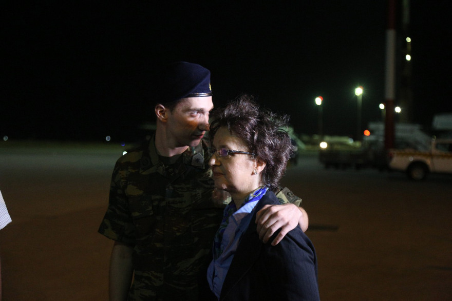 Στην Ελλάδα οι δύο Έλληνες στρατιωτικοί - Κατέβηκαν ένστολοι από το αεροπλάνο