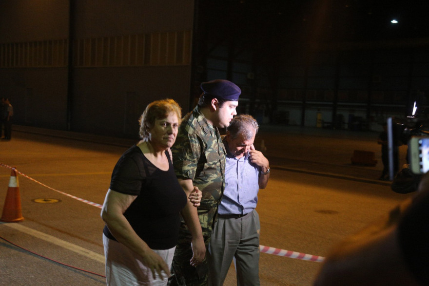 Στην Ελλάδα οι δύο Έλληνες στρατιωτικοί - Κατέβηκαν ένστολοι από το αεροπλάνο