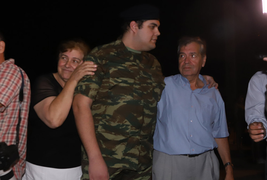 Στην Ελλάδα οι δύο Έλληνες στρατιωτικοί - Κατέβηκαν ένστολοι από το αεροπλάνο