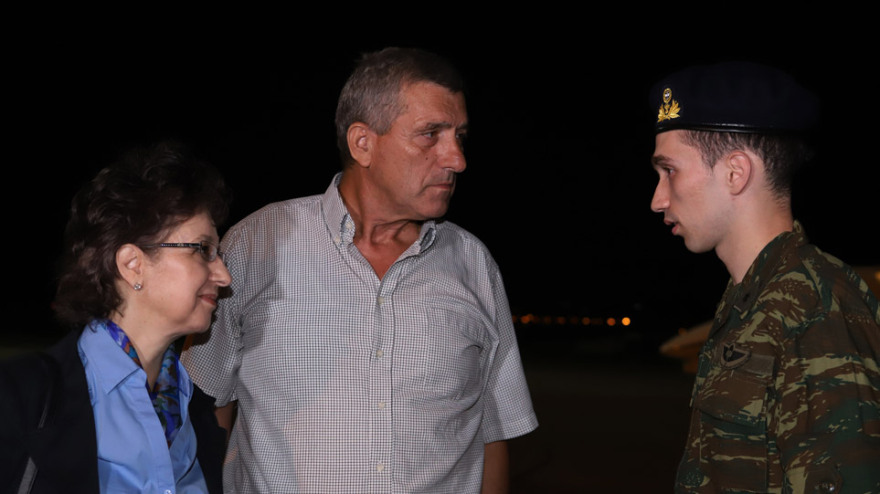 Ζουράρις κατά Καμμένου: Απαράδεκτο που απέδωσαν τιμές στους στρατιωτικούς!