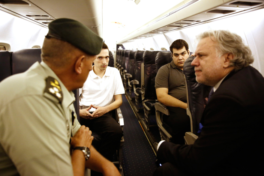 Μητρετώδης-Κούκλατζης εξηγούν πώς τους συνέλαβαν οι Τούρκοι - Δείτε βίντεο μέσα από το Embraer