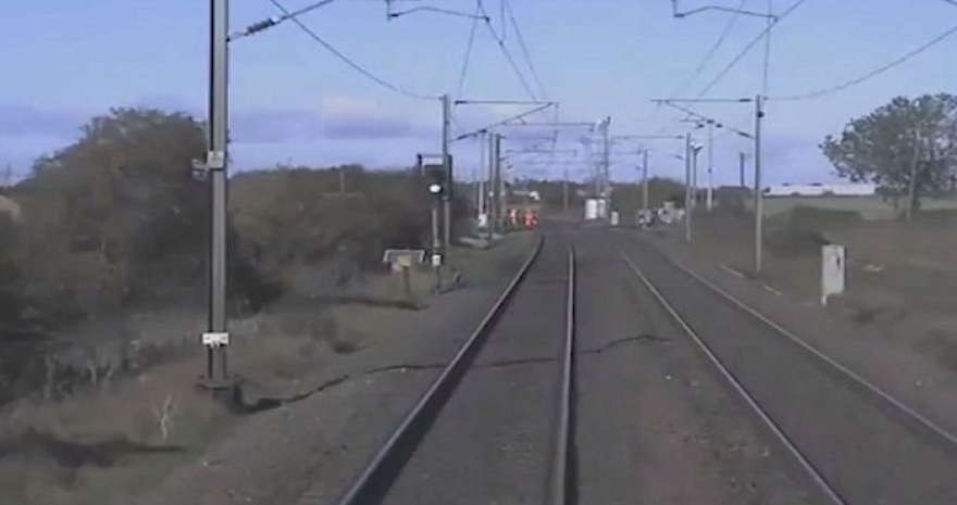 Βίντεο: Στιγμές τρόμου για εργάτες σιδηροδρόμου που γλίτωσαν στο παρά πέντε από τρένο