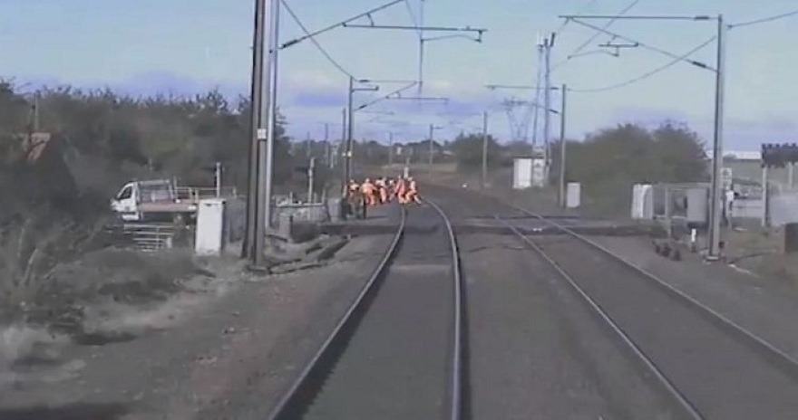 Βίντεο: Στιγμές τρόμου για εργάτες σιδηροδρόμου που γλίτωσαν στο παρά πέντε από τρένο