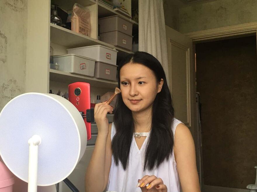 Βίντεο: Κινέζα ζωντανεύει γνωστούς πίνακες στο πρόσωπό της