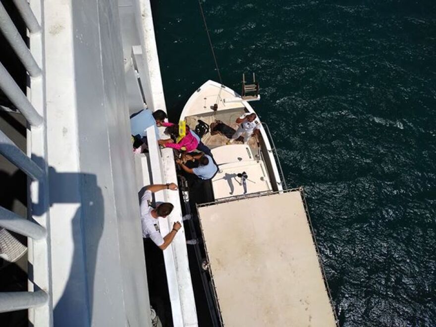 Φωτογραφίες: Δείτε την επιχείρηση μεταφοράς των 46 επιβατών από το Andros Jet 