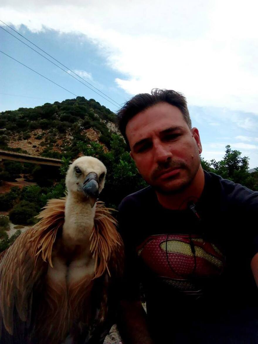 Κρήτη: Έδωσαν νερό σε διψασμένο γυπαετό κι εκείνος… φωτογραφήθηκε μαζί τους