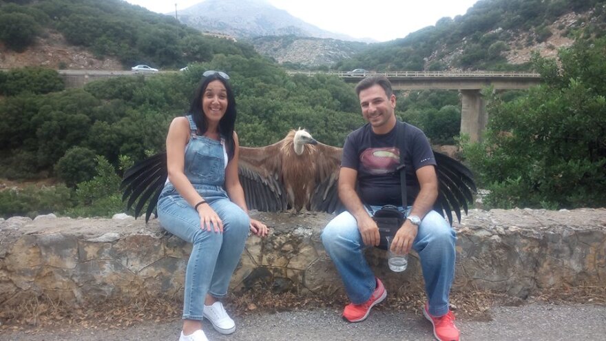 Κρήτη: Έδωσαν νερό σε διψασμένο γυπαετό κι εκείνος… φωτογραφήθηκε μαζί τους