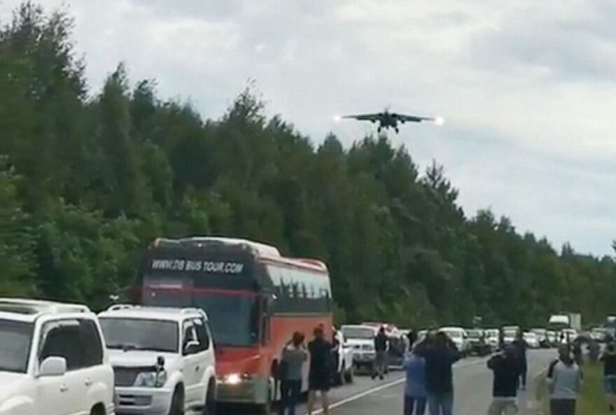 Βίντεο: Στρατιωτικά αεροσκάφη προσγειώνονται σε αυτοκινητόδρομο στη Ρωσία