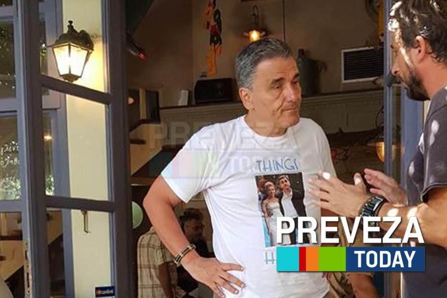 Φωτογραφίες: Ο Τσακαλώτος με t-shirt με τη Σκαρλετ Γιόχανσον στην Πρέβεζα