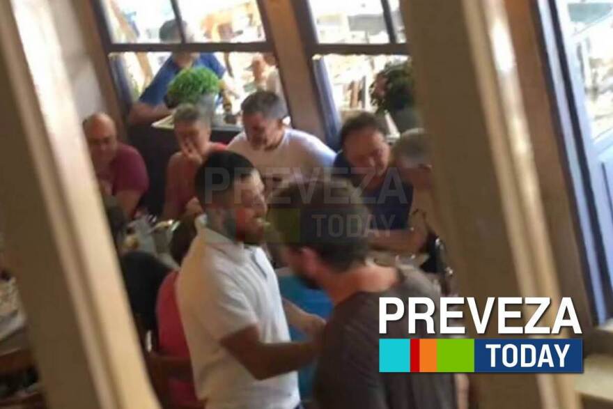 Φωτογραφίες: Ο Τσακαλώτος με t-shirt με τη Σκαρλετ Γιόχανσον στην Πρέβεζα