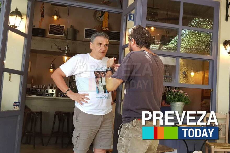 Φωτογραφίες: Ο Τσακαλώτος με t-shirt με τη Σκαρλετ Γιόχανσον στην Πρέβεζα