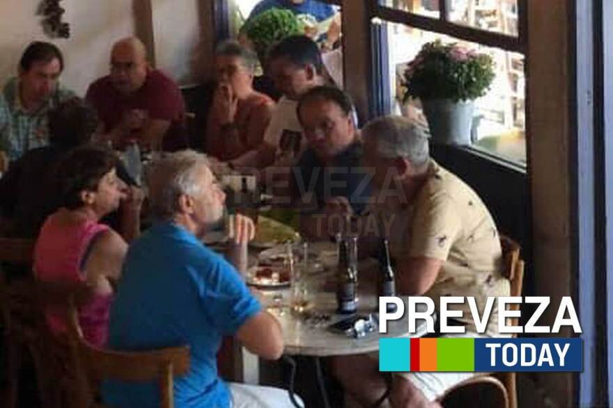 Φωτογραφίες: Ο Τσακαλώτος με t-shirt με τη Σκαρλετ Γιόχανσον στην Πρέβεζα