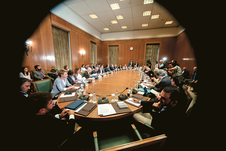 Με καμένα φτερά ο Τσίπρας: Σκέψεις για διάγγελμα από την επαρχία