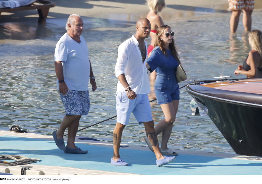 Στη Μύκονο ο «σέξι κατάδικος» μαζί με τη... δισεκατομμυριούχο σύντροφό του 