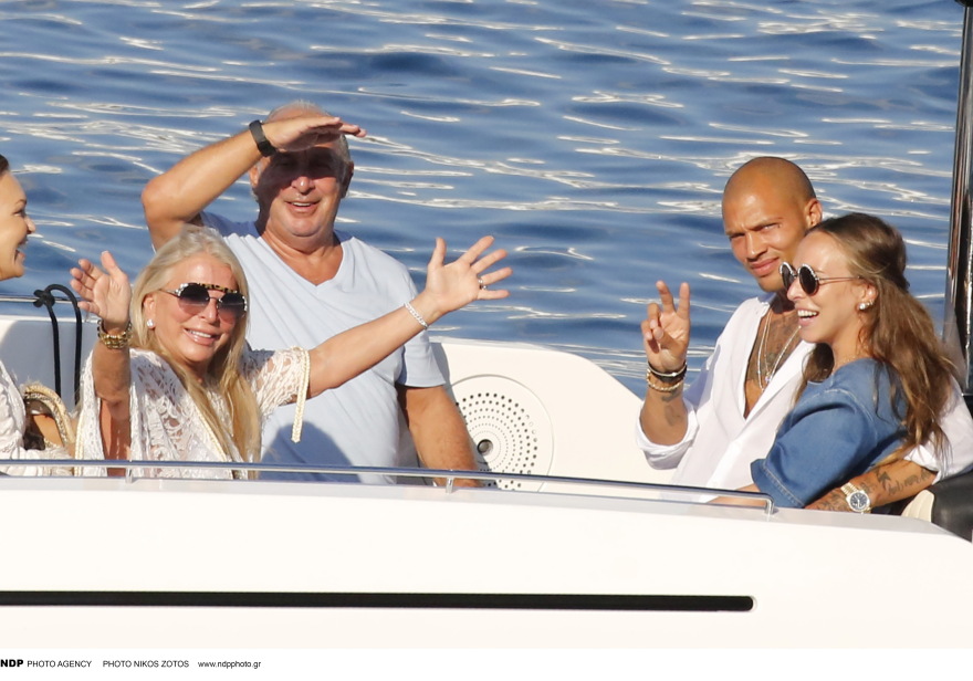 Στη Μύκονο ο «σέξι κατάδικος» μαζί με τη... δισεκατομμυριούχο σύντροφό του 