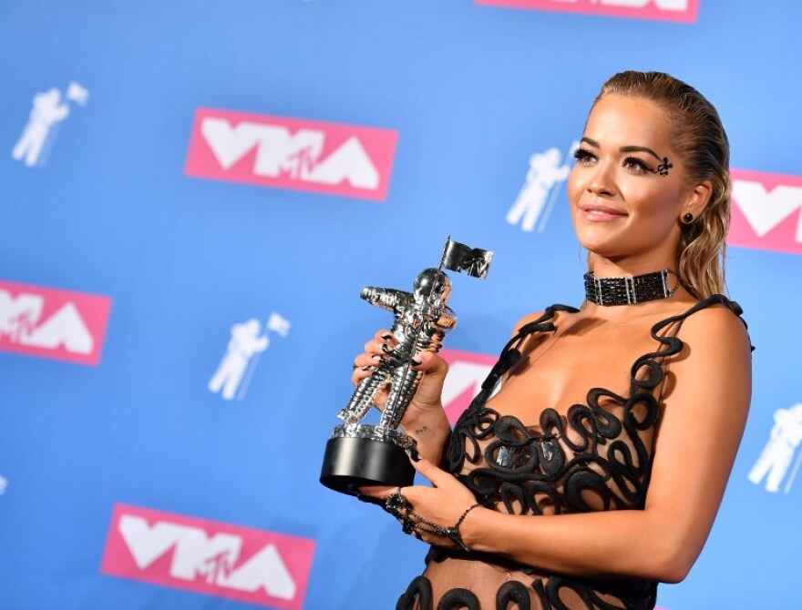 H sexy εμφάνιση της Rita Ora στα βραβεία του MTV