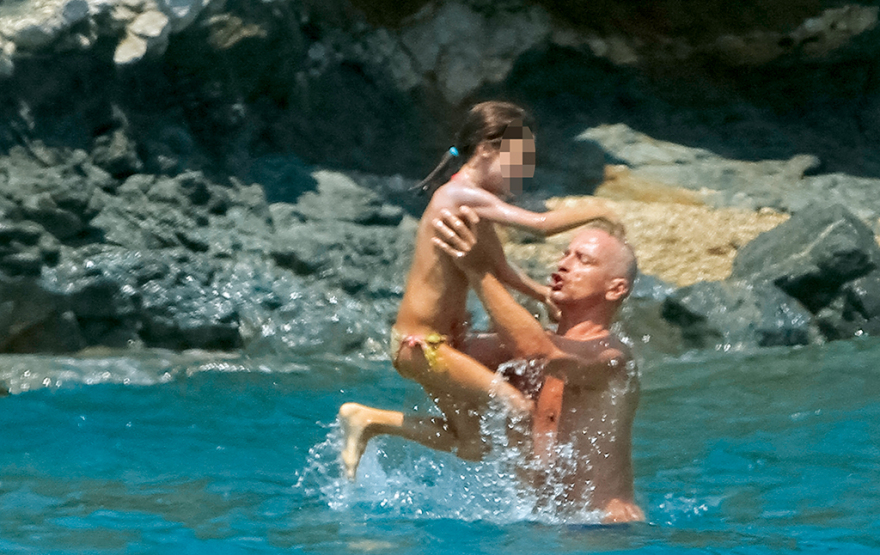 Ερος Ραματσότι: Daddy cool στη Μύκονο