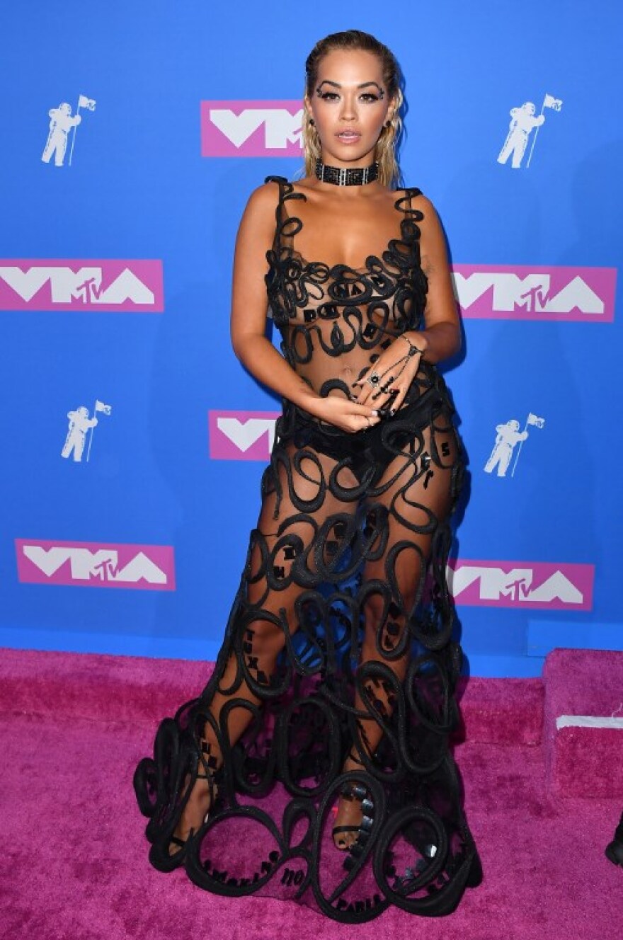 H sexy εμφάνιση της Rita Ora στα βραβεία του MTV
