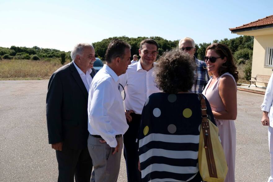 Τσίπρας: Το... φωτογραφικό άλμπουμ από την Ιθάκη. Υπό το βλέμμα της Περιστέρας το διάγγελμα