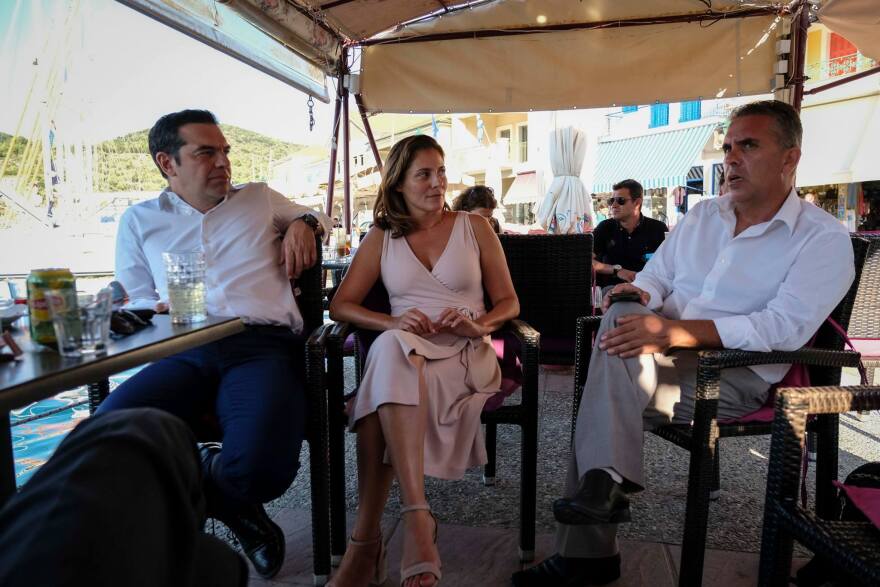 Τσίπρας: Το... φωτογραφικό άλμπουμ από την Ιθάκη. Υπό το βλέμμα της Περιστέρας το διάγγελμα