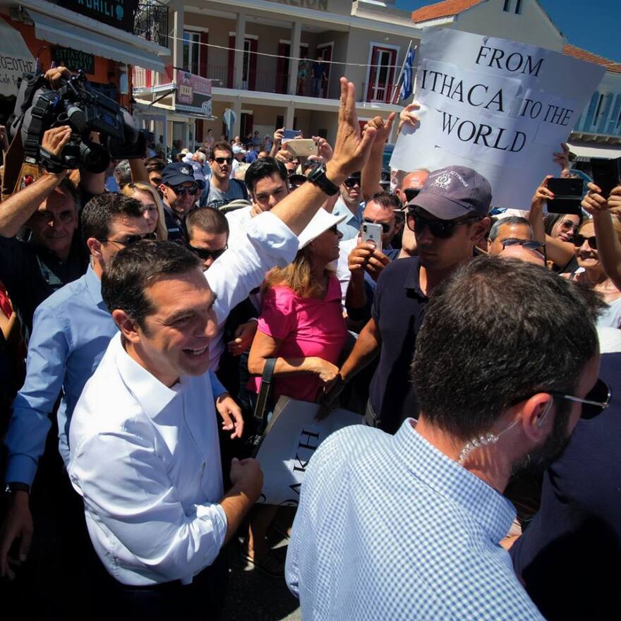 Τσίπρας: Το... φωτογραφικό άλμπουμ από την Ιθάκη. Υπό το βλέμμα της Περιστέρας το διάγγελμα