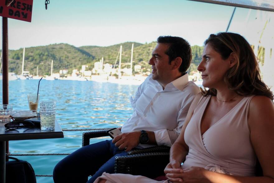 Τσίπρας: Το... φωτογραφικό άλμπουμ από την Ιθάκη. Υπό το βλέμμα της Περιστέρας το διάγγελμα