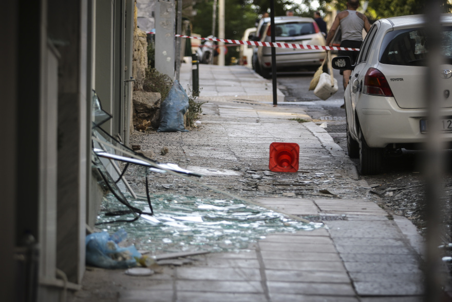 Πειραιάς: Βόμβα μέσα σε τσάντα προκάλεσε την ισχυρή έκρηξη 