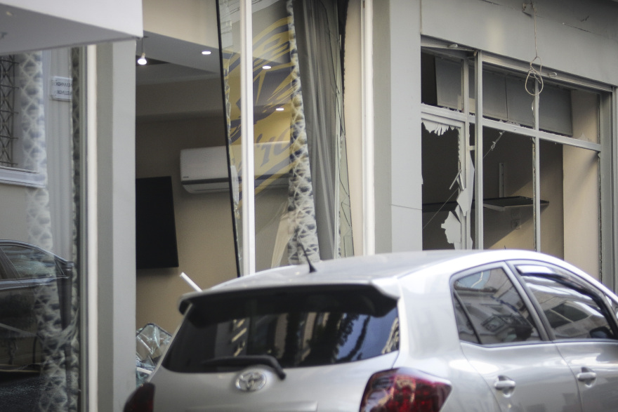 Πειραιάς: Βόμβα μέσα σε τσάντα προκάλεσε την ισχυρή έκρηξη 