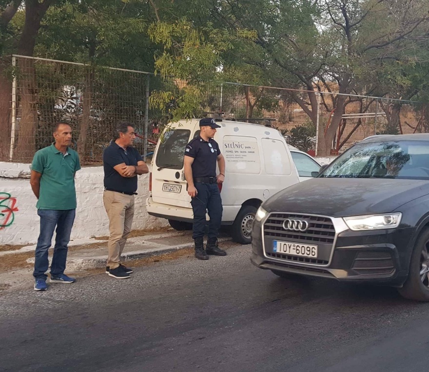 Φωτογραφίες: Ο δήμαρχος Άνδρου έκανε τον... τροχονόμο