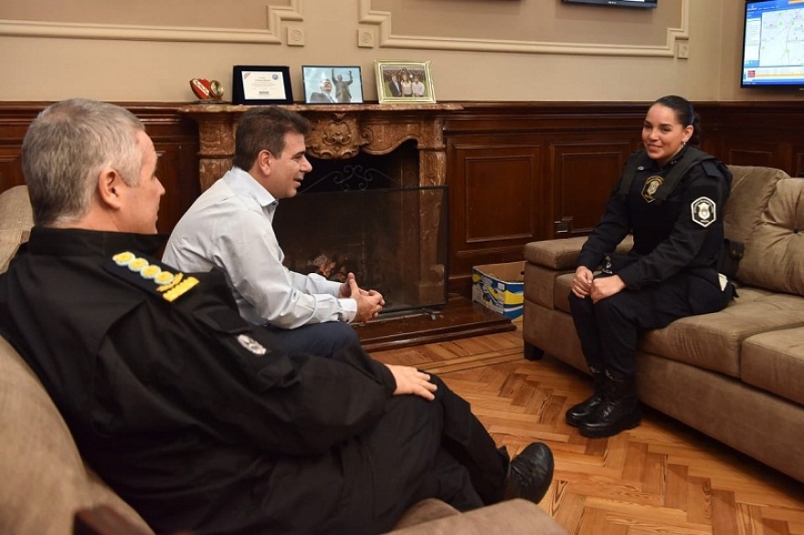 Αργεντινή: Γυναίκα αστυνομικός πήρε προαγωγή επειδή θήλασε μωρό εν ώρα εργασίας 