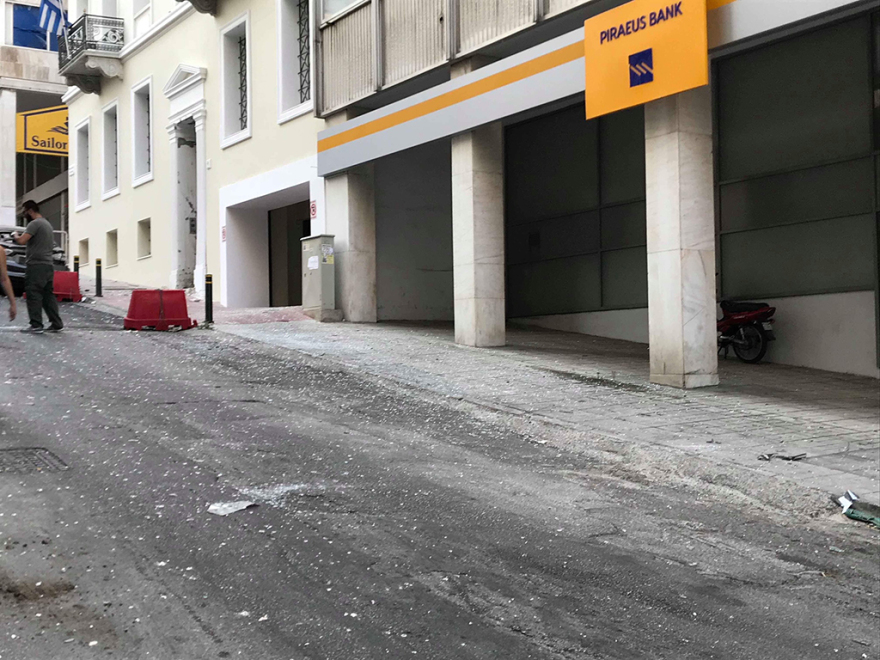 Πειραιάς: Βόμβα μέσα σε τσάντα προκάλεσε την ισχυρή έκρηξη 