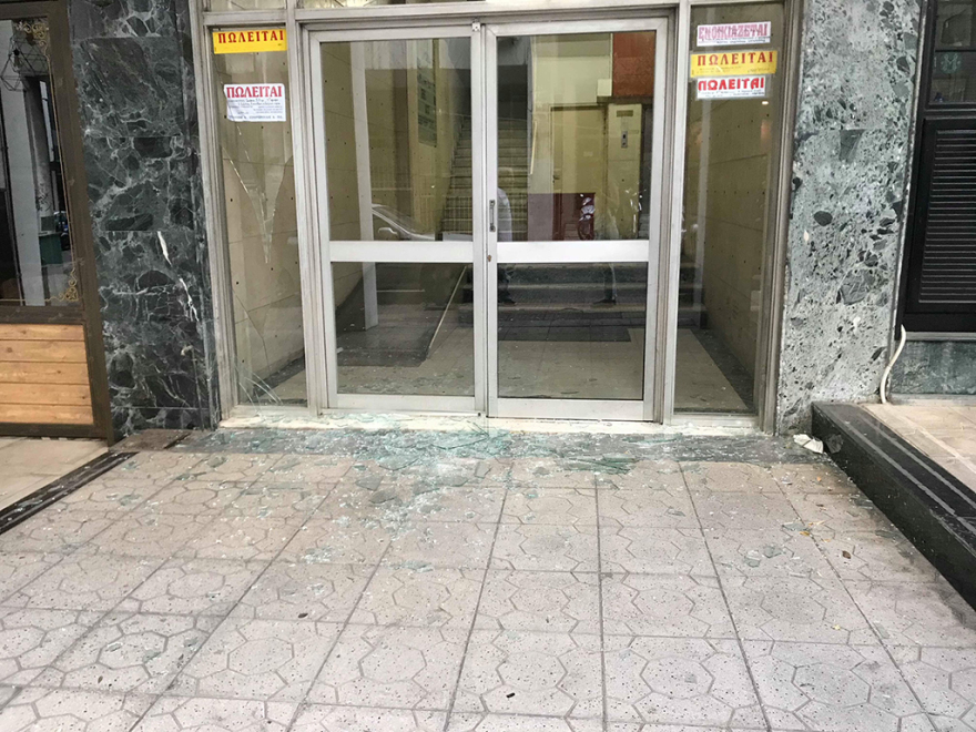 Πειραιάς: Βόμβα μέσα σε τσάντα προκάλεσε την ισχυρή έκρηξη 