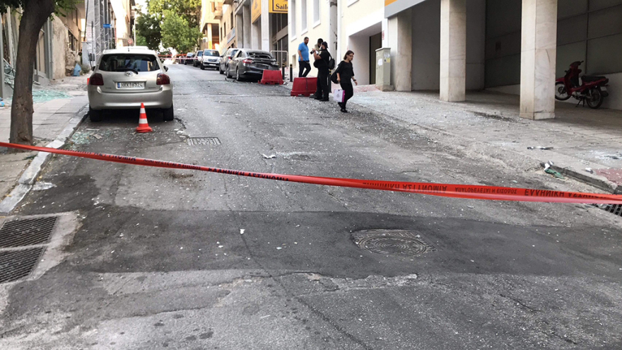 Πειραιάς: Βόμβα μέσα σε τσάντα προκάλεσε την ισχυρή έκρηξη 