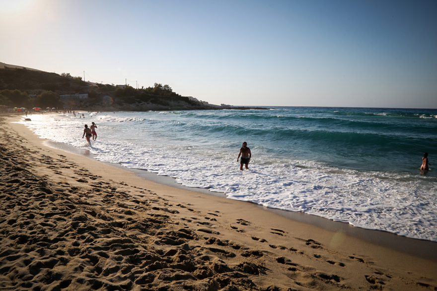 Φωτογραφίες: Δαμάζοντας τα κύματα στη Μεσακτή Ικαρίας