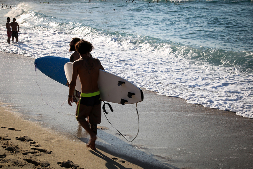 Φωτογραφίες: Δαμάζοντας τα κύματα στη Μεσακτή Ικαρίας