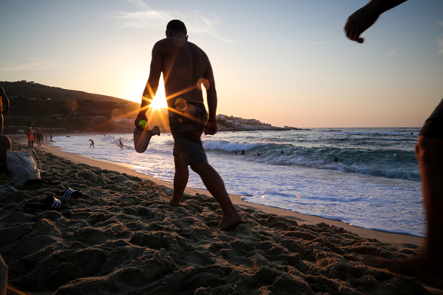 Φωτογραφίες: Δαμάζοντας τα κύματα στη Μεσακτή Ικαρίας