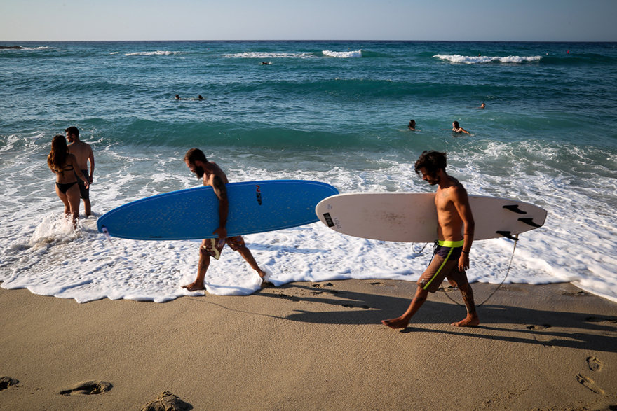 Φωτογραφίες: Δαμάζοντας τα κύματα στη Μεσακτή Ικαρίας