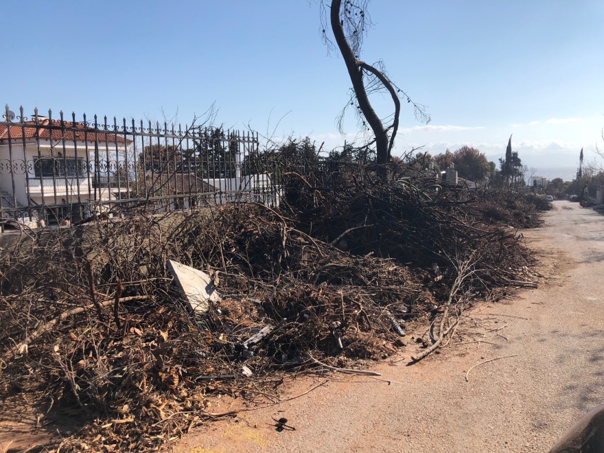 Φωτιά στο Mάτι: Έρημο τοπίο ένα μήνα μετά τις φονικές πυρκαγιές