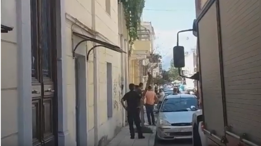 Πάτρα: Παραδόθηκε ο αλλοδαπός που απειλούσε να αυτοπυρποληθεί (βίντεο)