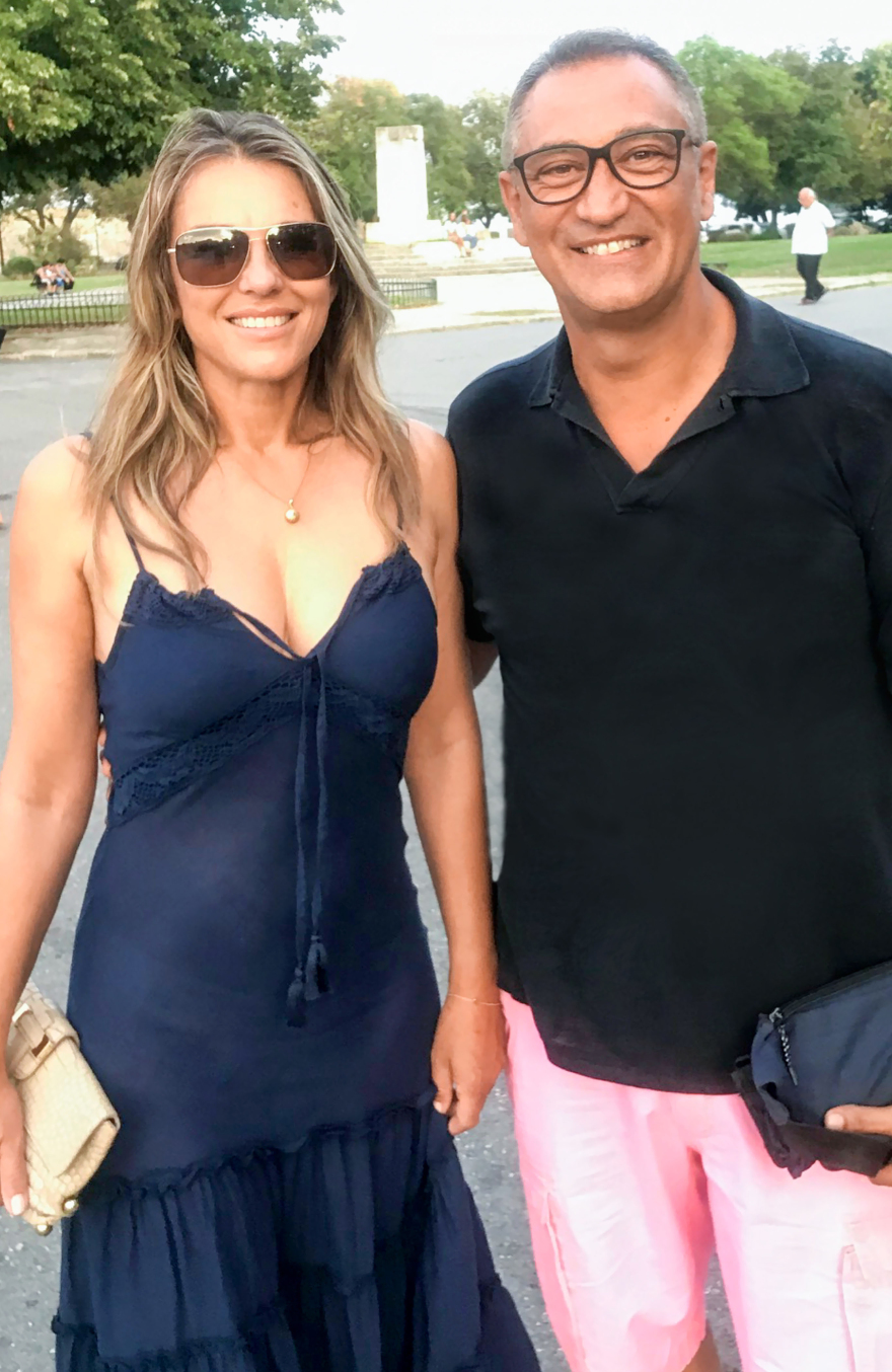 Elizabeth Hurley: Βόλτα στην Κέρκυρα με τον Γιώργο Ντάβλα 
