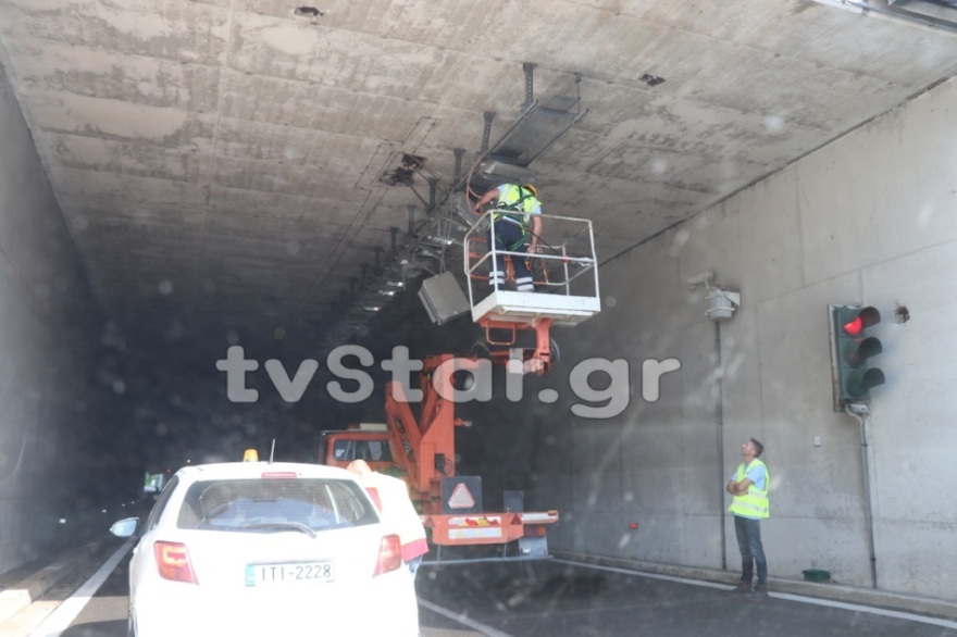 Φωτογραφίες: Νταλίκα ξήλωσε στα Καμένα Βούρλα τα φώτα της σήραγγας! 